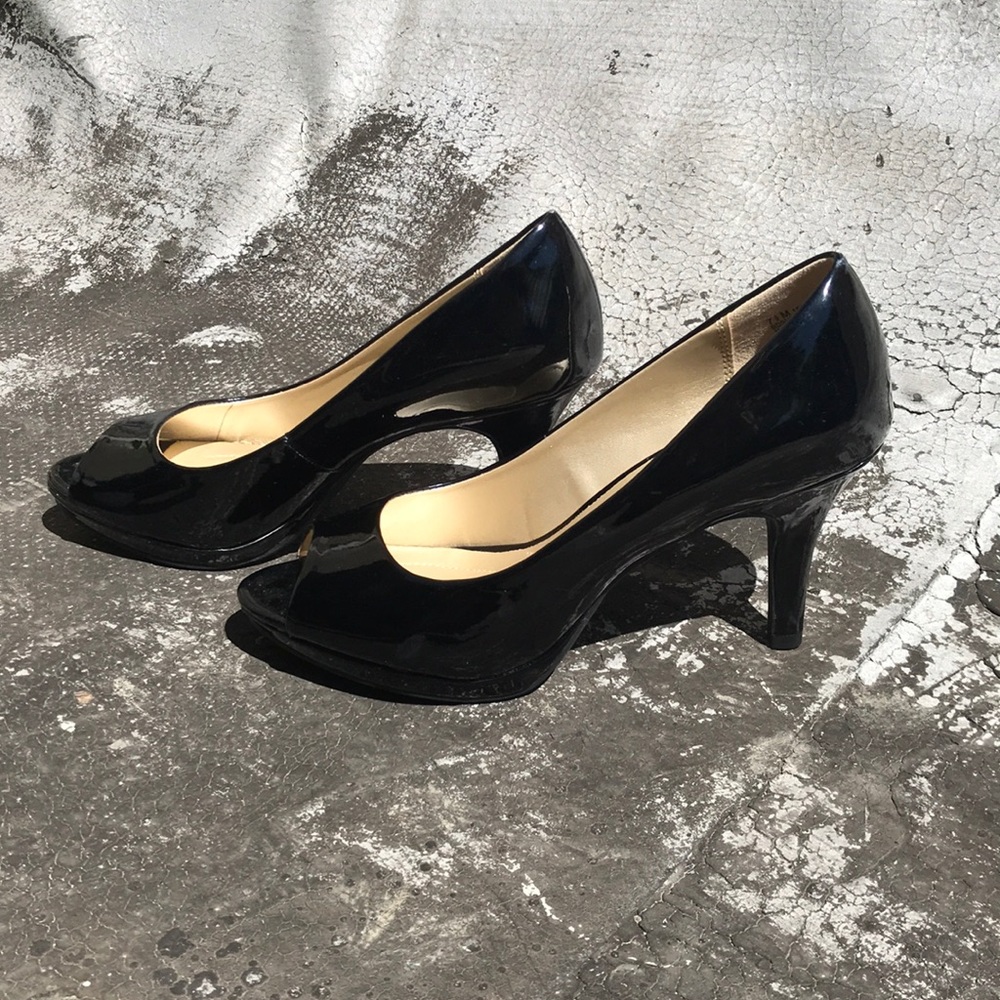 Never worn, Bandolino, peep toe heels